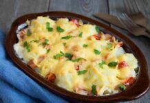 Ho sbollentato un cavolfiore, l’ho gratinato al forno con prosciutto a dadini e besciamella e un quintale di parmigiano: il bis è stato necessario cavolfiore gratinato al forno