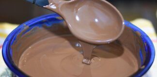 Da quando la crema pasticciera al cioccolato la faccio con l'acqua, la mangio un giorno si e l'altro pure e non ingrasso, nessuno ci crede!