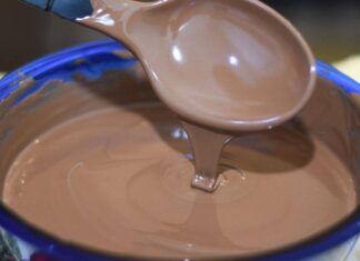 Da quando la crema pasticciera al cioccolato la faccio con l'acqua, la mangio un giorno si e l'altro pure e non ingrasso, nessuno ci crede!