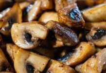 Ci metto solo il prezzemolo, l’aglio e un filo di olio, schiaffo in forno e vengono fuori i funghi più buoni che abbia mai mangiato.