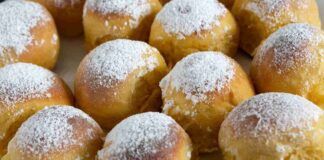 Faccio dei muffin a carnevale che sebrano graffette, vengono così buoni che mi tocca rifarli tutti gli anni