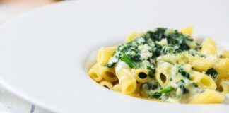 Solo 360 kcal per questo piatto di pasta con spinaci e fiocchi di latte, un mix fresco e veloce per stare in forma con gusto!