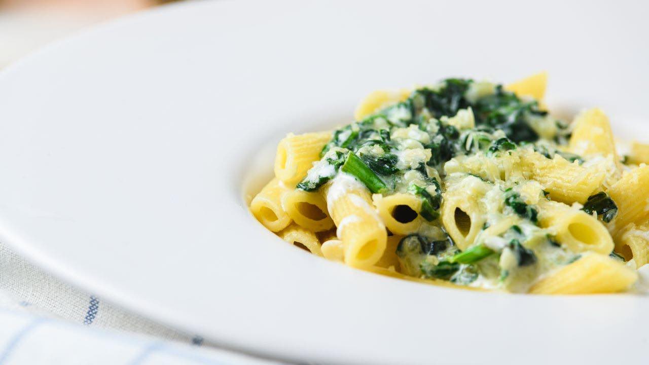 Solo 360 kcal per questo piatto di pasta con spinaci e fiocchi di latte, un mix fresco e veloce per stare in forma con gusto!