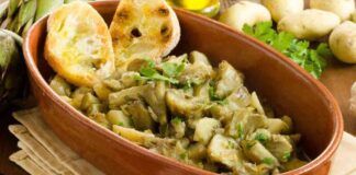 Fino a che è tempo loro, unisco i carciofi alle patate e aggiungo anche della mentuccia: è il miglior contorno dell'inverno