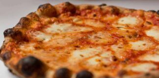 Pizza alla napoletana, non tutti la sanno fare: ecco gli errori che non devi commettere per averla al TOP