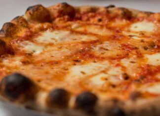 Pizza alla napoletana, non tutti la sanno fare: ecco gli errori che non devi commettere per averla al TOP