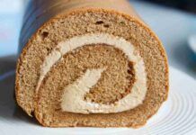 Ho sperimentato un modo irresistibile per conquistare mio marito anche a colazione: al mio rotolo cappuccino non resiste