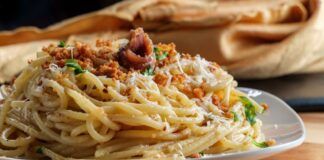 Pane raffermo, acciughe e capperi, se vuoi aggiungi due pomodorini, ti mangi il miglior primo piatto che tu abbia mai assaggiato