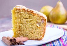 Ho nel frigo delle pere mollicce impossibili da mangiare, mica le butto! Mescolate alla ricotta ci faccio una torta che se la divorano