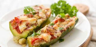 Io delle zucchine ne faccio delle barchette deliziose, dentro ci metto quello che voglio ma stavolta vado di croccanti crostini pomodorini e mozzarella sono buonissime