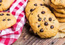 Biscotti con gocce di cioccolato, ricetta facile facile - RicettaSprint