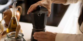 Attenzione a come pulisci la caffettiera, se sbagli questo passaggio rovini tutto in un minuti - RicettaSprint