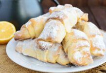 Non avevo mai preparato cornetti così buoni e facili come questi al limone, sono senza lievitazione: per una colazione super tutti i giorni!
