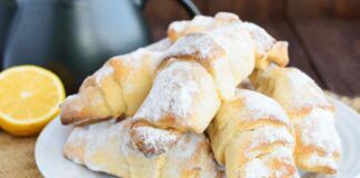 Non avevo mai preparato cornetti così buoni e facili come questi al limone, sono senza lievitazione: per una colazione super tutti i giorni!