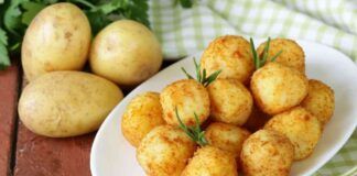 Ricetta veloce e leggera per crocchette di patate filanti e gustose: non uso le uova e le metto in forno, ogni volta faccio la doppia dose non bastano mai!