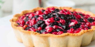 Per il pranzo di Pasqua non portare la colomba, ma questa crostata fruttata e deliziosa - RicettaSprint