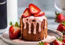Con le fragole e qualche cucchiaio di farina ho fatto un dolce incredibile, cotto direttamente in friggitrice ad aria - RicettaSprint