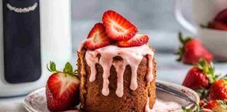 Con le fragole e qualche cucchiaio di farina ho fatto un dolce incredibile, cotto direttamente in friggitrice ad aria - RicettaSprint