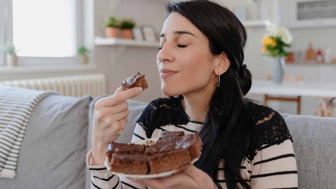 Qual è il momento più indicato per mangiare dolci nella giornata e limitare le conseguenze