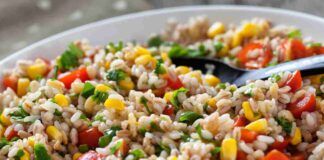 Faccio un'insalata di orzo e pomodori leggerissima per un pranzo buono ma anche leggero solo così non ho sensi di colpa