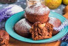 Ho pensato a te che sei a dieta, per colazione prepara i muffin al cioccolato e pere, puoi concederti anche il bis