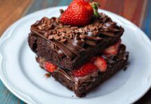 Il dolce del giorno lo faccio con un bicchiere di fragole e del cioccolato talmente morbido che si scioglie in bocca