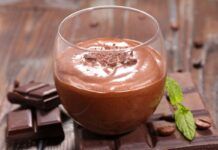 Non c'è nessuno che si sia riuscito a fermare di fronte alla mia mousse di zabaione al cioccolato: ha quel qualcosa in più che la rende irresistibile!