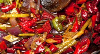 Padellata di peperoni rossi e gialli, ci metto una patata e due olive, faccio un contorno che te lo sogni, forse tua nonna te lo faceva