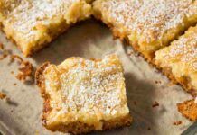 Ti bastano mele, farina e acqua per realizzare una focaccia soffice buona a colazione e a merenda