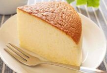 Quando mi ritrovo con lo yogurt in scadenza, ne approfitto subito, faccio questa torta cremosissima di 3 ingredienti, impossibile non amarla!