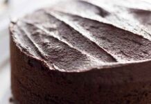 La mia torta al cioccolato non si discute ma si ama, la facciamo senza zucchero e uova