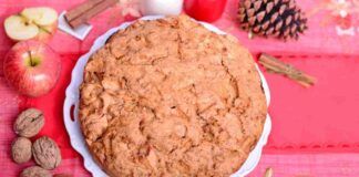 È bastata una manciata di noci per dare alla classica torta di mele un sapore nuovo e gustoso, la cosa pazzesca è che ha solo 110 kcal!
