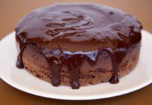 La torta allo yogurt glassata al cioccolato, non aggiungo altro, solo che sto ben di Dio, contiene solo 90 kcal