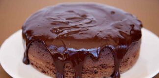 La torta allo yogurt glassata al cioccolato, non aggiungo altro, solo che sto ben di Dio, contiene solo 90 kcal