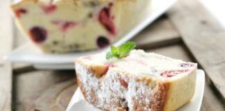 Questa volta mi sono superata, con le fragole che ho appena comprato realizzo una torta soffice come una nuvola - RicettaSprint
