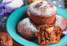 Pere, cacao e pochi ingredienti: oggi ti faccio provare dei tortini che perfino mia nonna mi ha chiesto la ricetta, da quando li faccio a colazione sono tutti felici