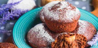 Pere, cacao e pochi ingredienti: oggi ti faccio provare dei tortini che perfino mia nonna mi ha chiesto la ricetta, da quando li faccio a colazione sono tutti felici
