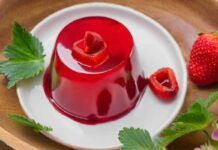 Non è Pasqua se non porto a tavola il mio dessert preferito: i parenti già lo sanno e si aspettano questo goloso budino alle fragole ogni anno Non è Pasqua se non porto a tavola il mio dessert preferito: i parenti già lo sanno e si aspettano questo goloso budino alle fragole ogni anno