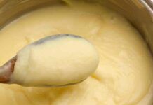 Quando decido di preparare la crema pasticcera calda calda, faccio la ricetta di mia nonna: è buona su tutto, ma ancora meglio da sola crema pasticcera calda