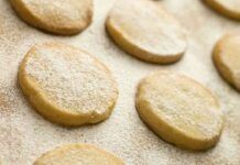 Ti basta un bicchiere di latte scremato e realizzi questi biscotti deliziosi: solo 90 kcal, si prevede la colazione migliore della settimana