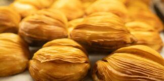 Se pensi che le sfogliatelle dolci siano buone, aspetta di provare queste salate: non ne potrai fare più a meno, te lo giuro!