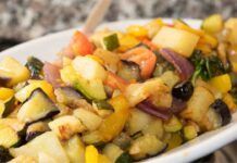 Da quando aggiungo le patate alla caponata non faccio in tempo a servirla che finisce prima di portare in tavola Da quando aggiungo le patate alla caponata non faccio in tempo a servirla che finisce prima di portare in tavola