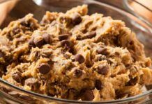 Aggiungo le gocce di cioccolato a questo impasto e sforno un dolce irresistibile, ho risolto la merenda per la scuola