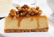 Cheesecake da urlo con una manciata di noci vecchiotte e del goloso caramello salato: è venuta fuori una delizia da paura preparati al bis