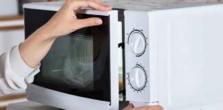 I recipienti che non devi mettere assolutamente nel microonde, non sono solo di alluminio - RicettaSprint