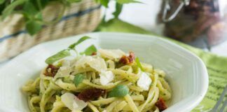 Con 1 zucchina e pomodori secchi preparo la pasta per tutta la famiglia, con meno di 3 euro e salvi il pranzo