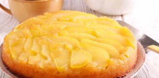 Con delle pere vecchiotte ho preparato una torta senza uova, latte e zucchero, a prova di dieta