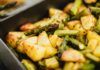 Patate e asparagi per un pranzo senza sforzi, metto tutto in forno e non sporco nulla - RicettaSprint