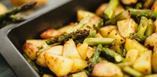 Patate e asparagi per un pranzo senza sforzi, metto tutto in forno e non sporco nulla - RicettaSprint