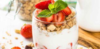 Per la colazione di domani ho preparato questo dolce al cucchiaio con le fragole, questo si che ha una marcia in più - RicettaSprint